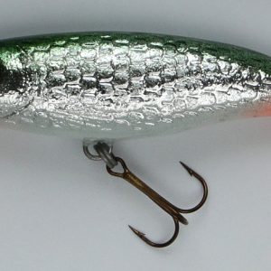 W przeciwieństwie do zwykłych modeli ten jerk ma lekko wygięty korpus. I dzięki temu praca jego zupełnie jest inna, niż w przypadku wabika o prostym korpusie. Po niewielkim szarpnięciu szczytówką model po łuku wykonuje odskok (może to być w górę lub bok) i opadając (wersja „B”) „lusterkuje”. Zaś po lekkich zacięciach jerk przemiennie odbija, raz w lewo a potem w prawo. Ze względu na lekką wagę oraz charakter pracy, wersją „A” łatwo można operować w płytkich partiach wód. Dodatkowa specyfika metalicznej powierzchni tłoczonej łuski na obydwu liniach bocznych dobitnie urozmaica refleksy. Toteż istniejącym przejawem atrakcyjności przynęty to właściwy dobór barwy.